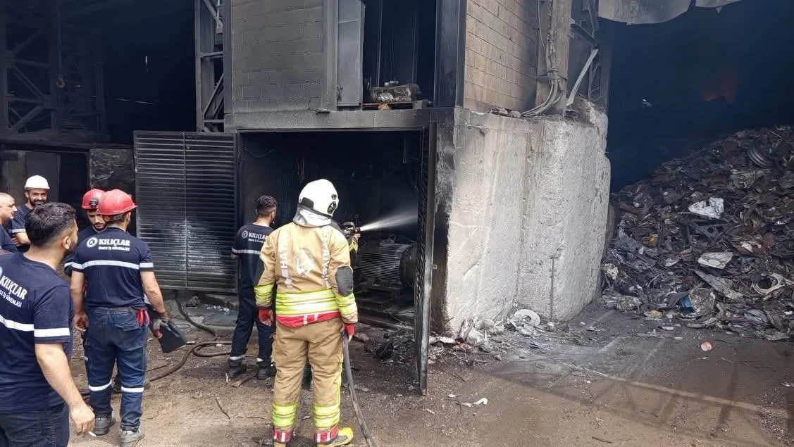 Payas&rsquo;ta iş yeri alevlere teslim oldu
