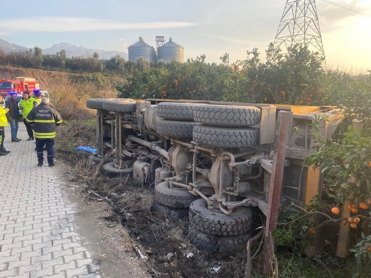 Payas&rsquo;ta trafik kazası: devrilen kamyonun s&uuml;r&uuml;c&uuml;s&uuml; yaralandı
