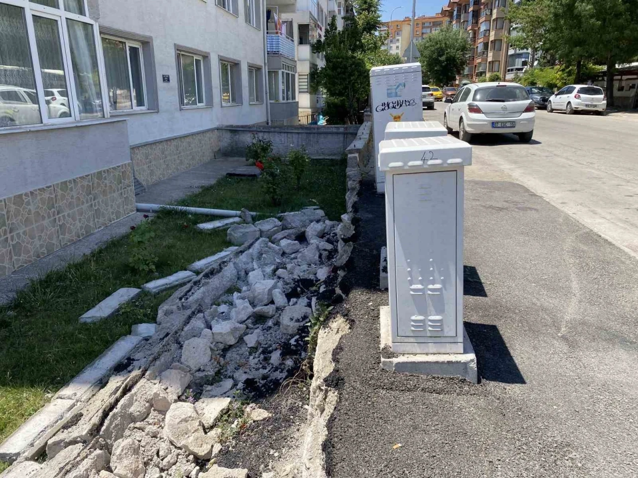 Pazarcıların kaldırıma park ettiği kamyonlar nedeniyle bahçe duvarı yıkıldı
