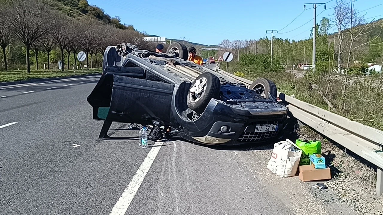 Pazaryeri’nde çarpışan otomobillerden biri takla attı: 1 yaralı
