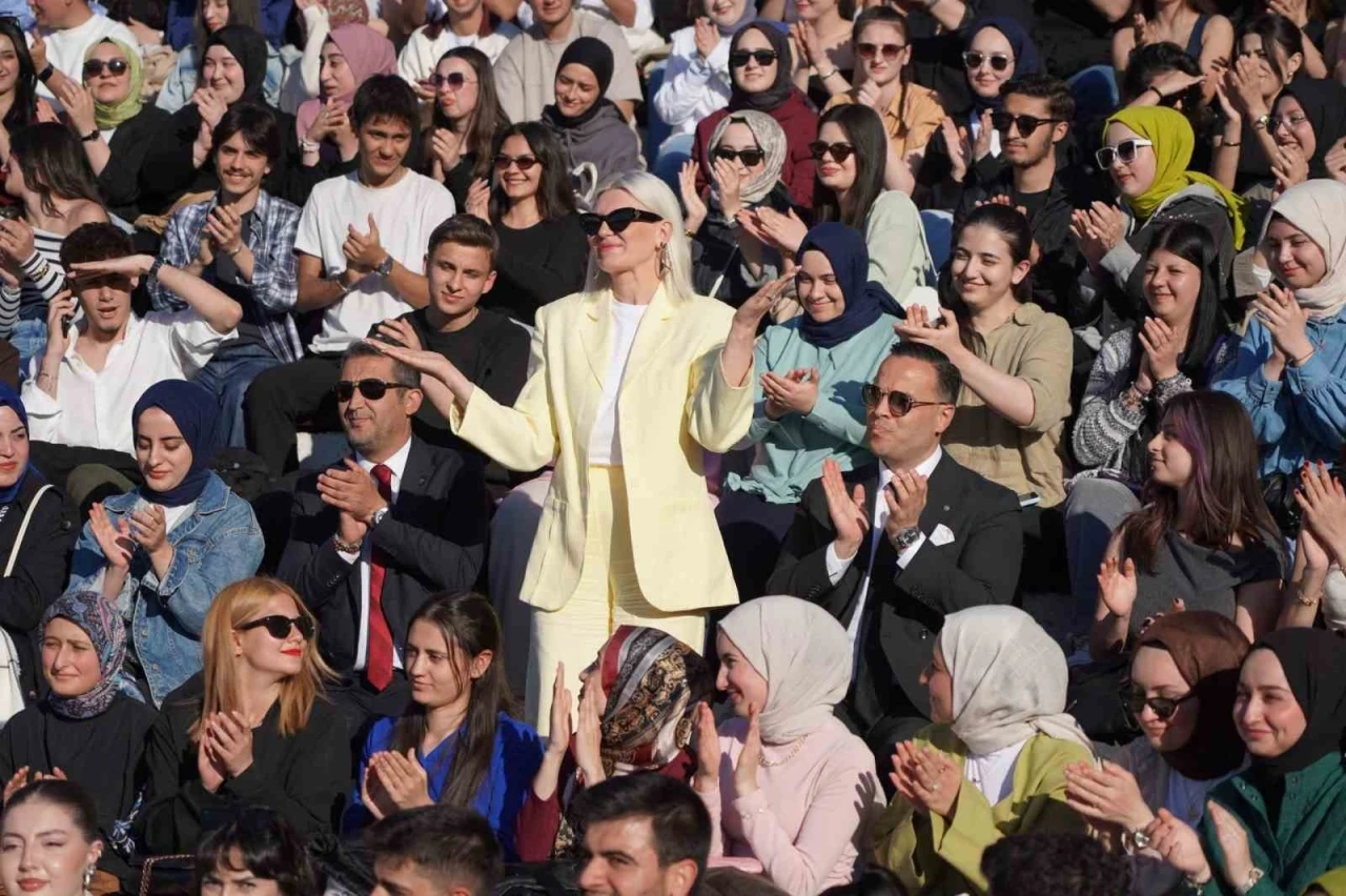 Pelitözü Gençlik Festivalinde üniversiteliler coşkuyla eğlendi
