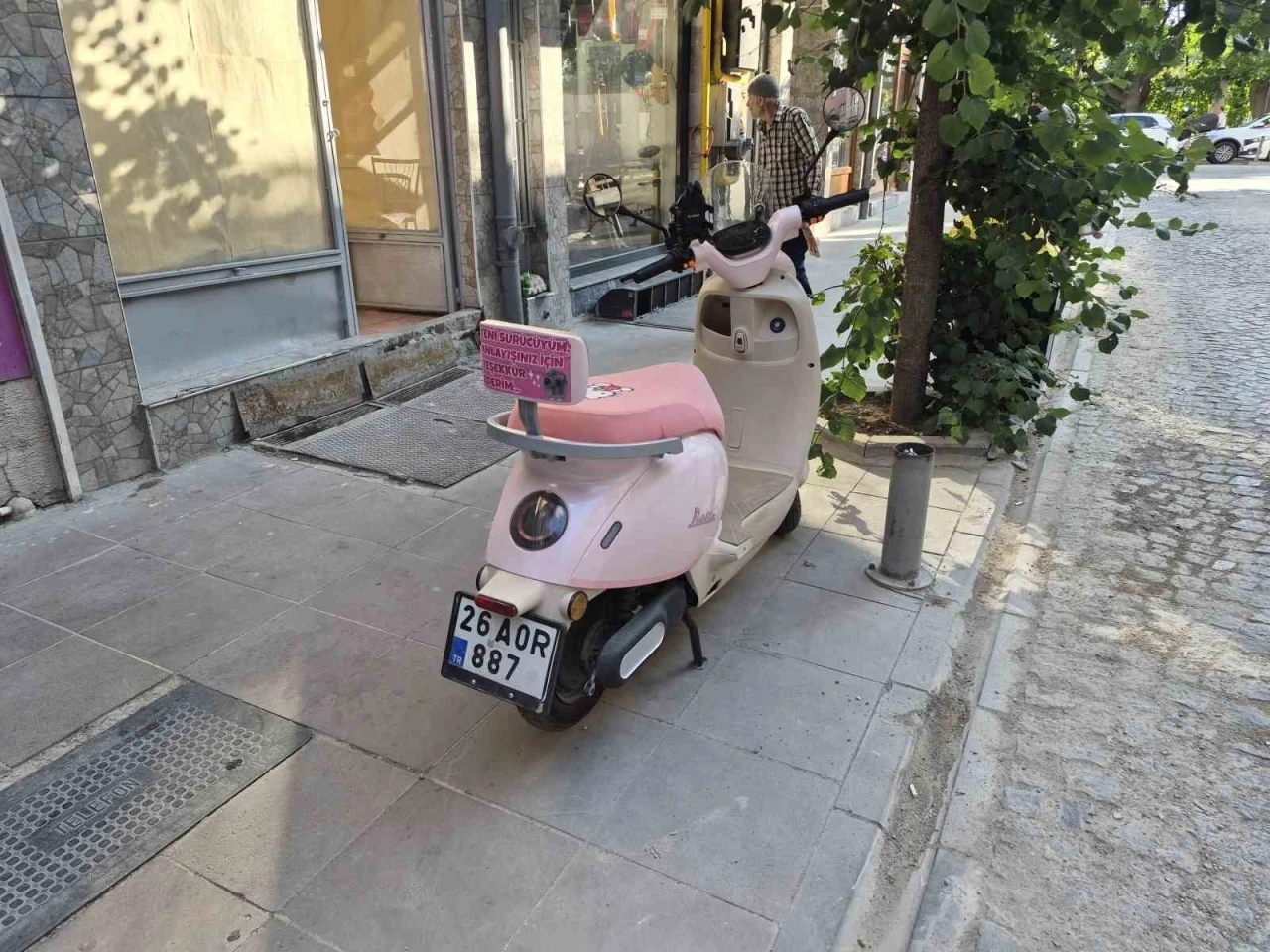 Pembe motosikletin arkasına yapıştırılan ilgin&ccedil; yazı dikkat &ccedil;ekti
