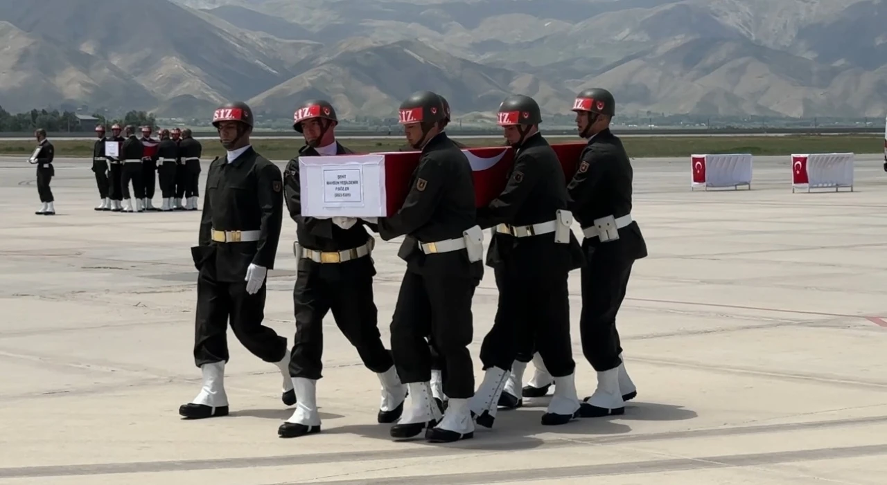 Pençe-Kilit bölgesinde şehit olan askerler için Yüksekova’da uğurlama töreni düzenlendi
