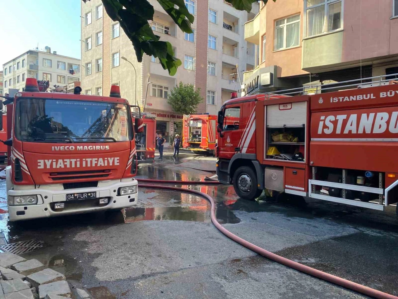 Pendik’te 4 katlı binanın çatısında yangın çıktı

