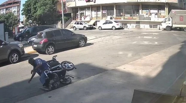 Pendik’te akülü arabadan düşen engelli vatandaşın yardımına esnaf koştu
