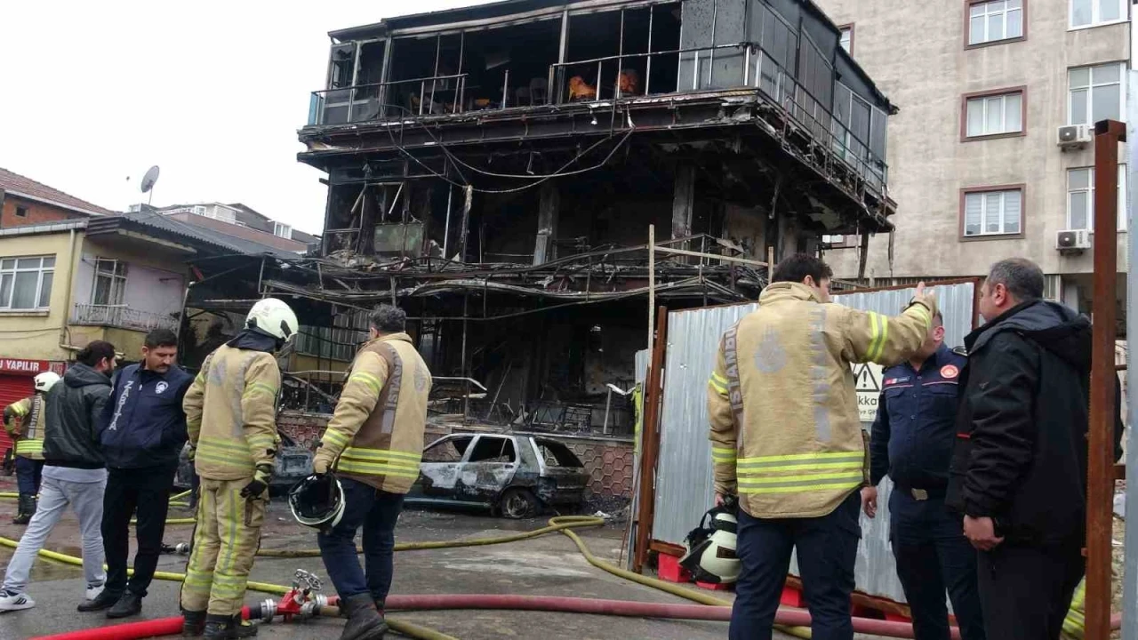 Pendik&rsquo;te ara&ccedil;taki yangın &ccedil;evre binalara sı&ccedil;radı: 2 ara&ccedil; ve kafe k&uuml;le d&ouml;nd&uuml;
