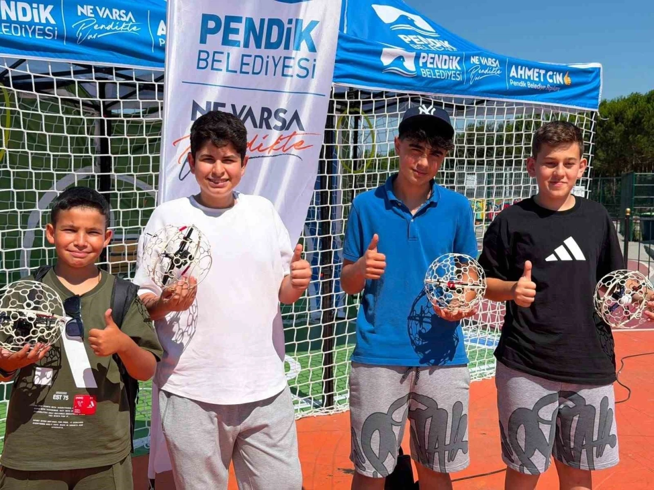 Pendik&rsquo;te dronlar futbol oynadı
