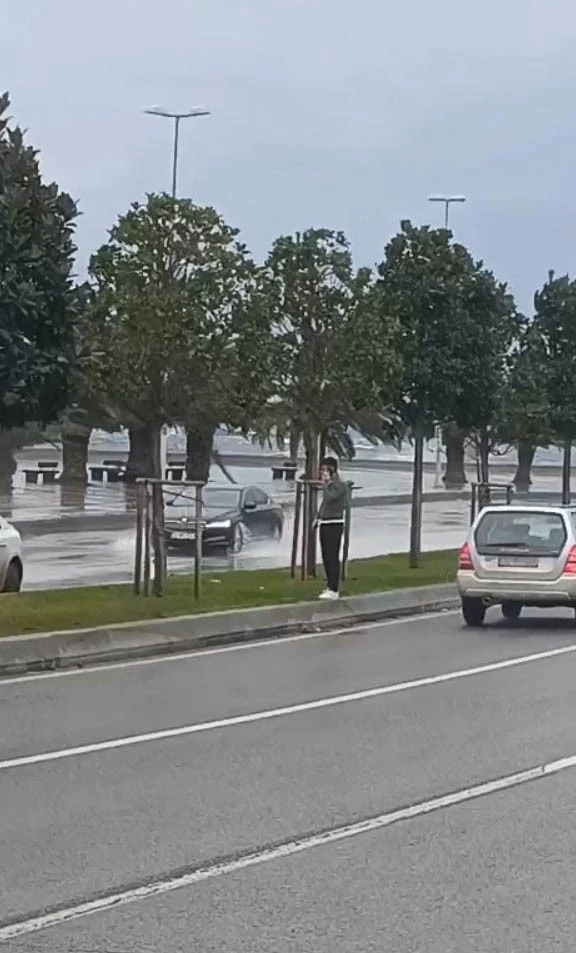 Pendik&rsquo;te fırtına nedeniyle deniz suyu sahil yoluna vurdu
