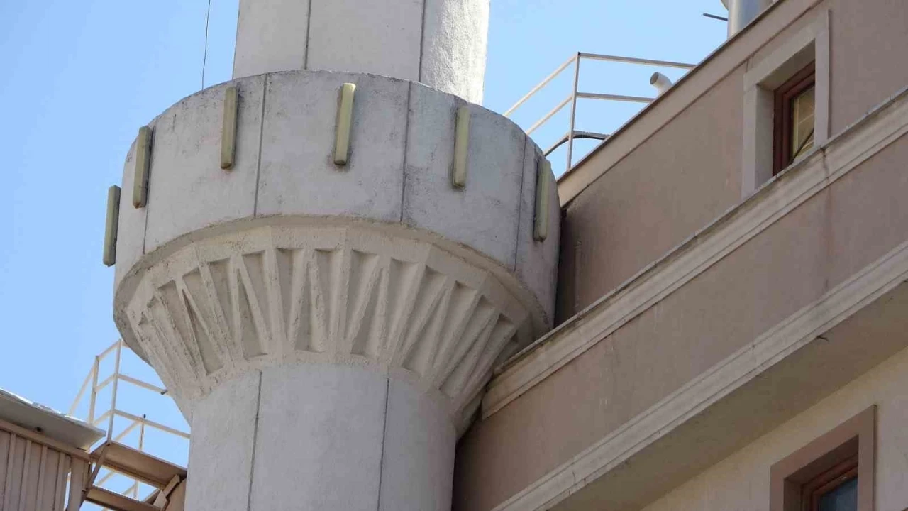 Pendik’te ilginç mimari: Cami minaresi ile bina iç içe
