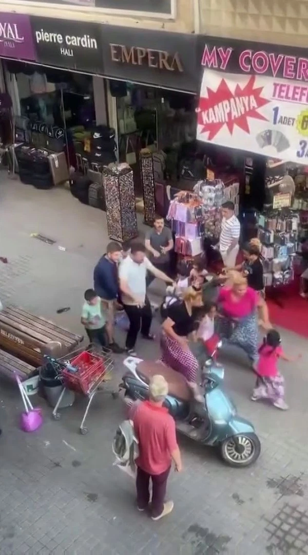 Pendik’te kadınların saç saça baş başa kavgası
