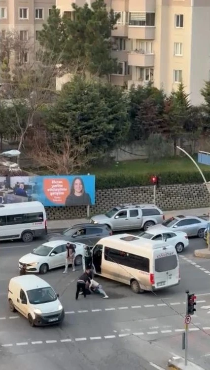 Pendik&rsquo;te kırmızı ışıkta yol verme kavgası kamerada
