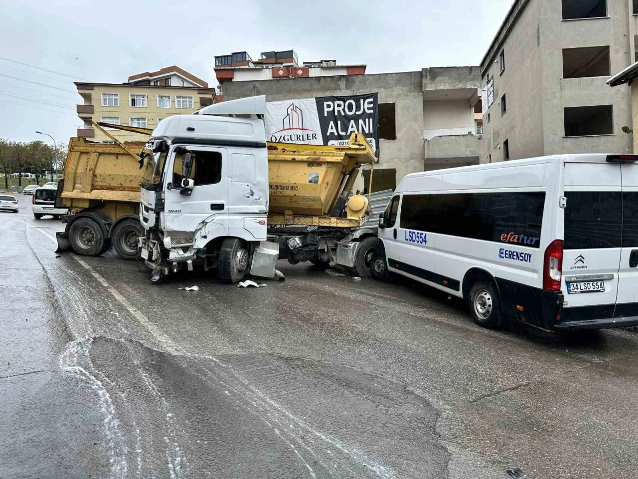 Pendik’te kontrolden çıkan hafriyat kamyonu dehşet saçtı
