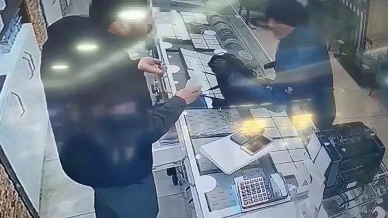 Pendik&rsquo;te oyuncak silahla soygun girişiminde bulunan ş&uuml;pheli tutuklandı
