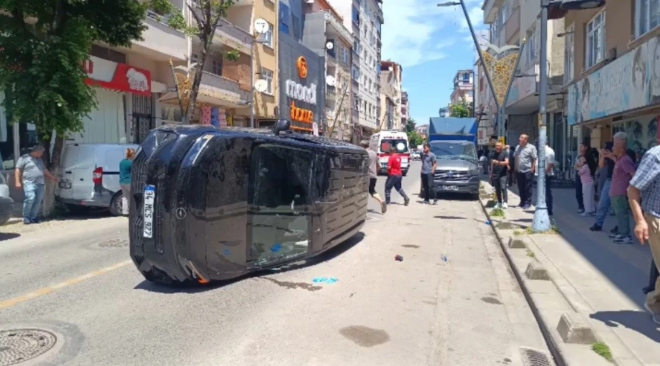 Pendik&rsquo;te takla atan otomobil park halindeki araca &ccedil;arptı: 1 yaralı
