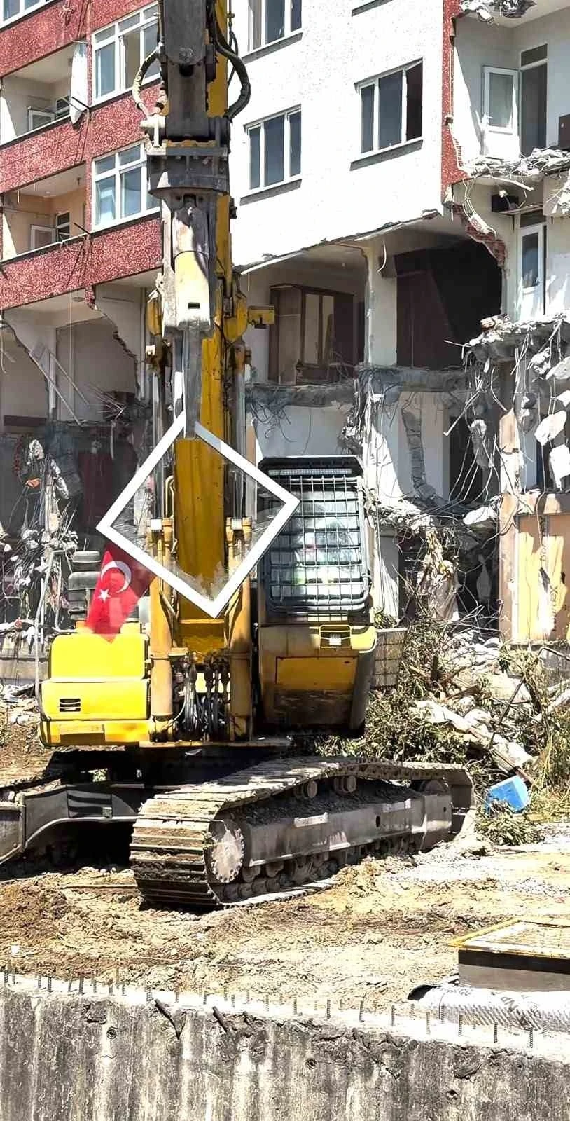 Pendik&rsquo;te yıkım sırasında dikkat &ccedil;eken hassasiyet: Kep&ccedil;e operat&ouml;r&uuml; T&uuml;rk Bayrağı i&ccedil;in &ccedil;alışmayı durdurdu
