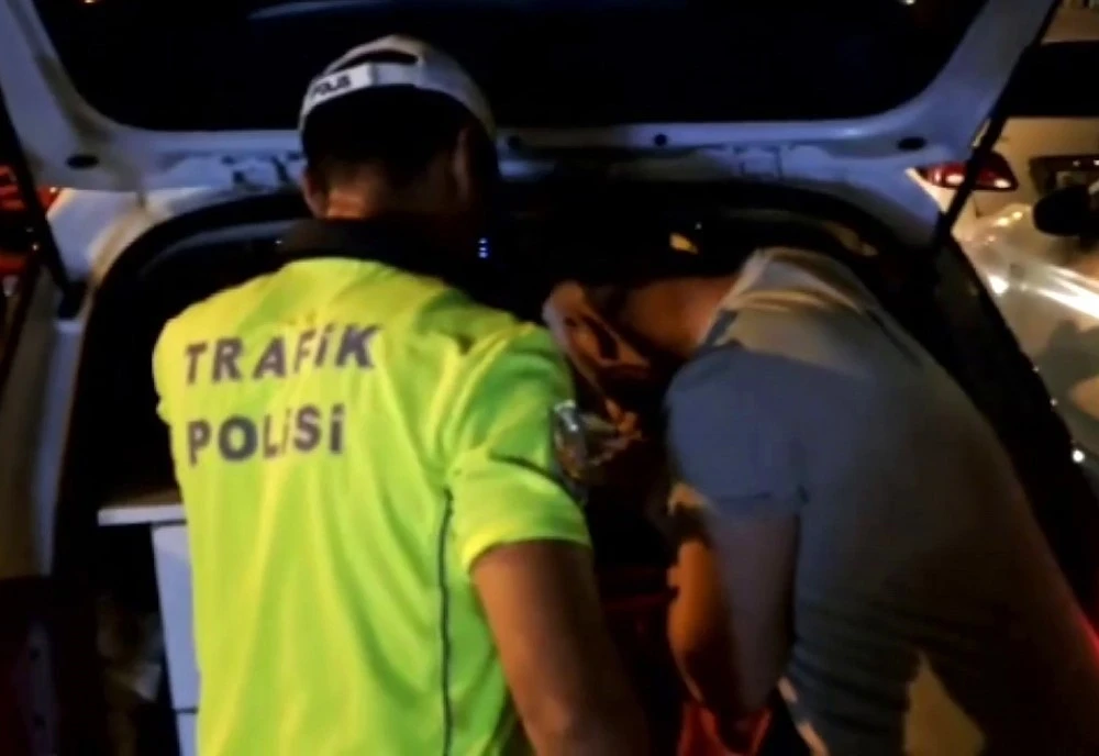 Pendik’te yolu kapatıp dans eden şahıslara para cezası
