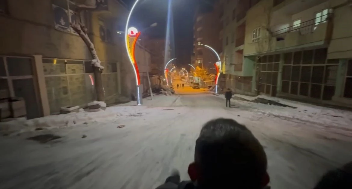 Pervari&rsquo;de vatandaşlar kar yağışının tadını kayarak &ccedil;ıkardı
