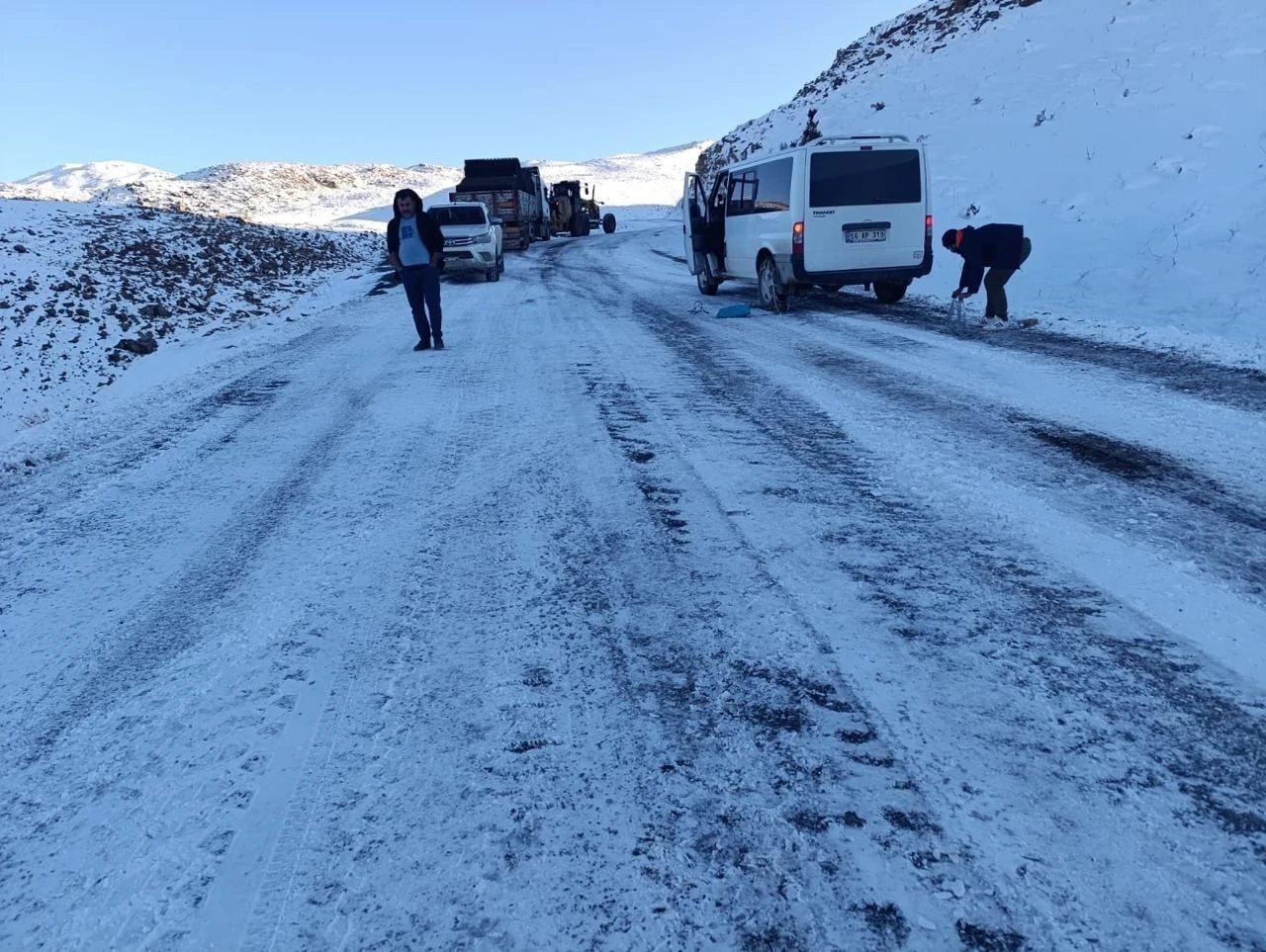 Pervari&rsquo;de yolcu minib&uuml;s&uuml; yan yattı

