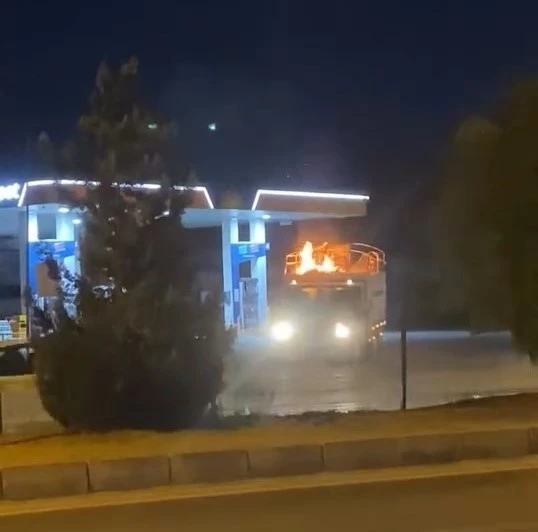Pikap alevler arasında akaryakıt istasyonuna girdi
