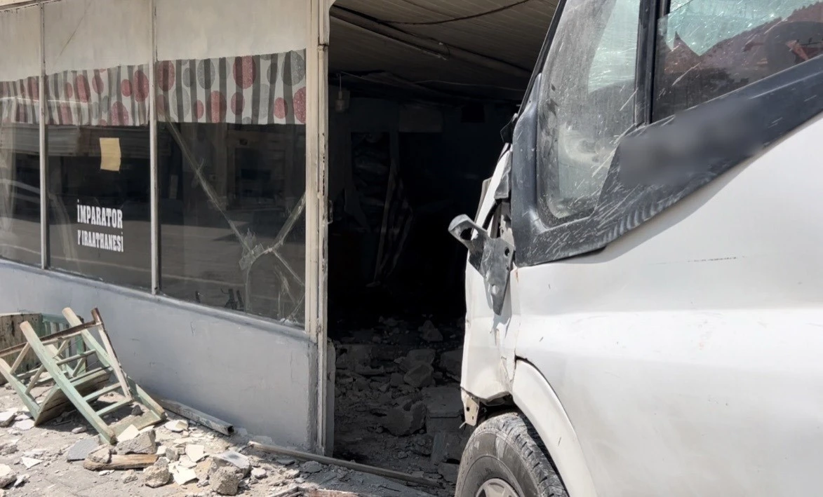 Pikapla &ccedil;arpışan minib&uuml;s kıraathaneye daldı: 1 &ouml;l&uuml;, 3 yaralı
