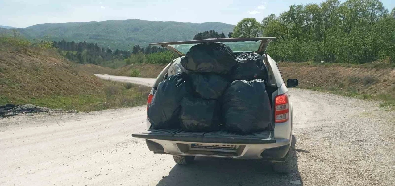 Piknikçiler kirletti, ekipler temizledi

