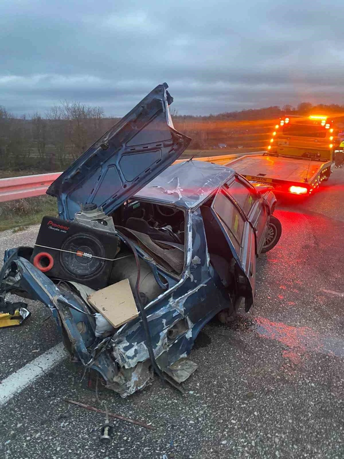 Pınarhisar&rsquo;da otomobil bariyerlere &ccedil;arpıp takla attı: 3 yaralı
