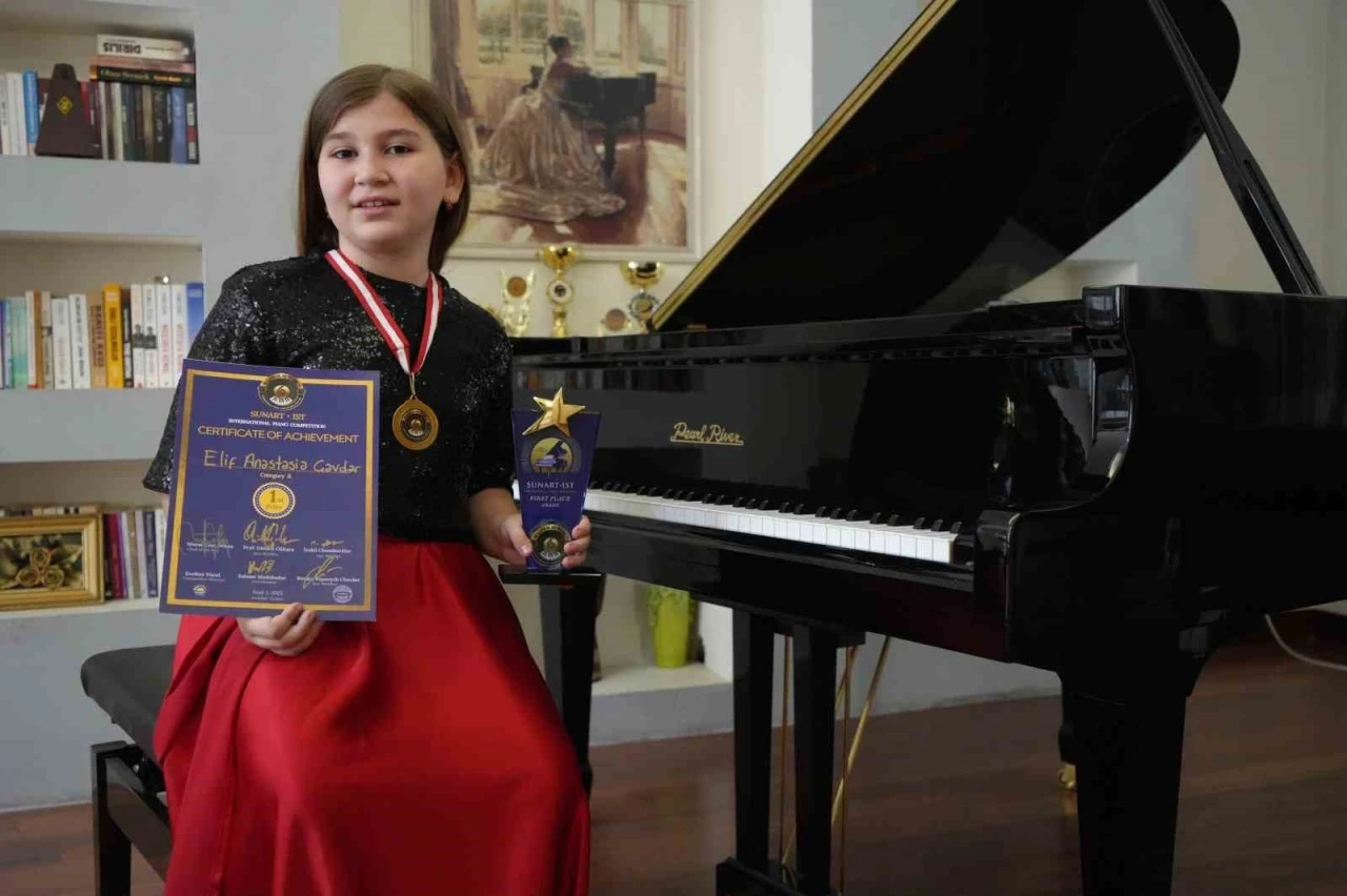 Piyanonun genç yeteneği Elif, yarışmada birinci oldu
