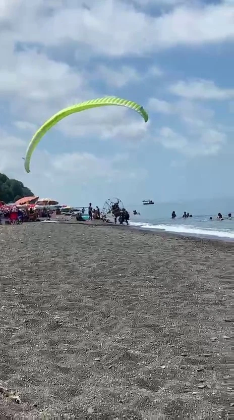 Plajda kontrolden &ccedil;ıkan motorlu paraş&uuml;t kalabalığa daldı: 3 yaralı
