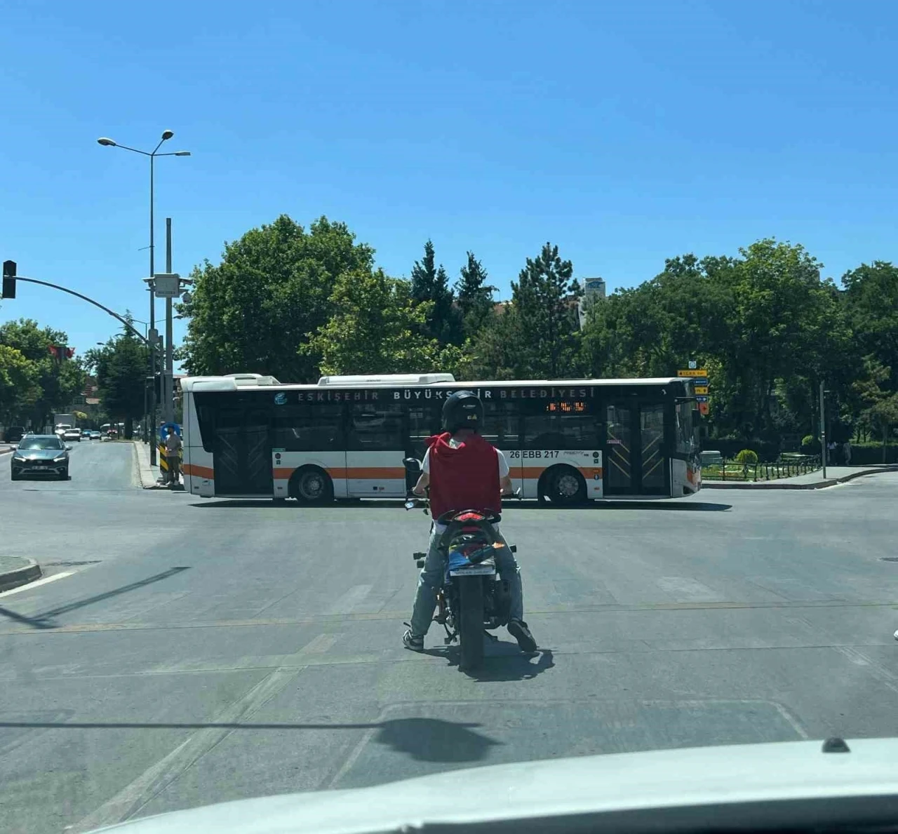 Plakasını bez ile gizleyen motosiklet sürücüsü kırmızı ışıkta geçti
