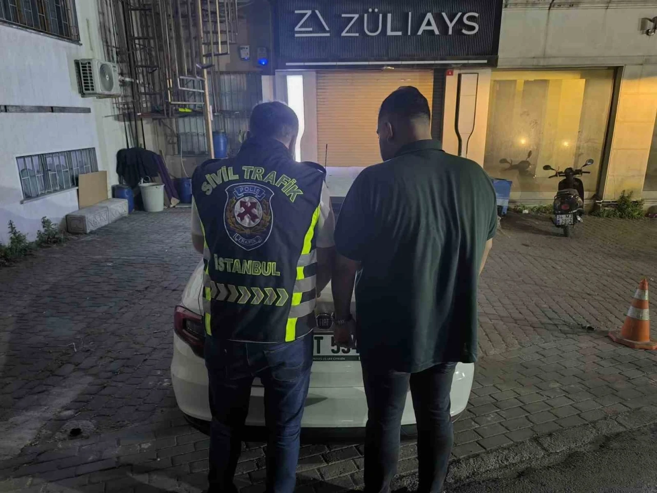 Plakasız l&uuml;ks aracıyla drift atan maganda kameraya yansıdı
