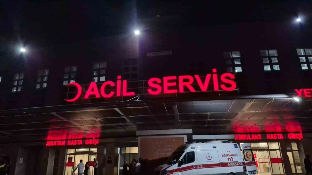 Plakasız motosiklet &rsquo;dur&rsquo; ihtarına uymadı, bek&ccedil;iye &ccedil;arpıp ka&ccedil;tı

