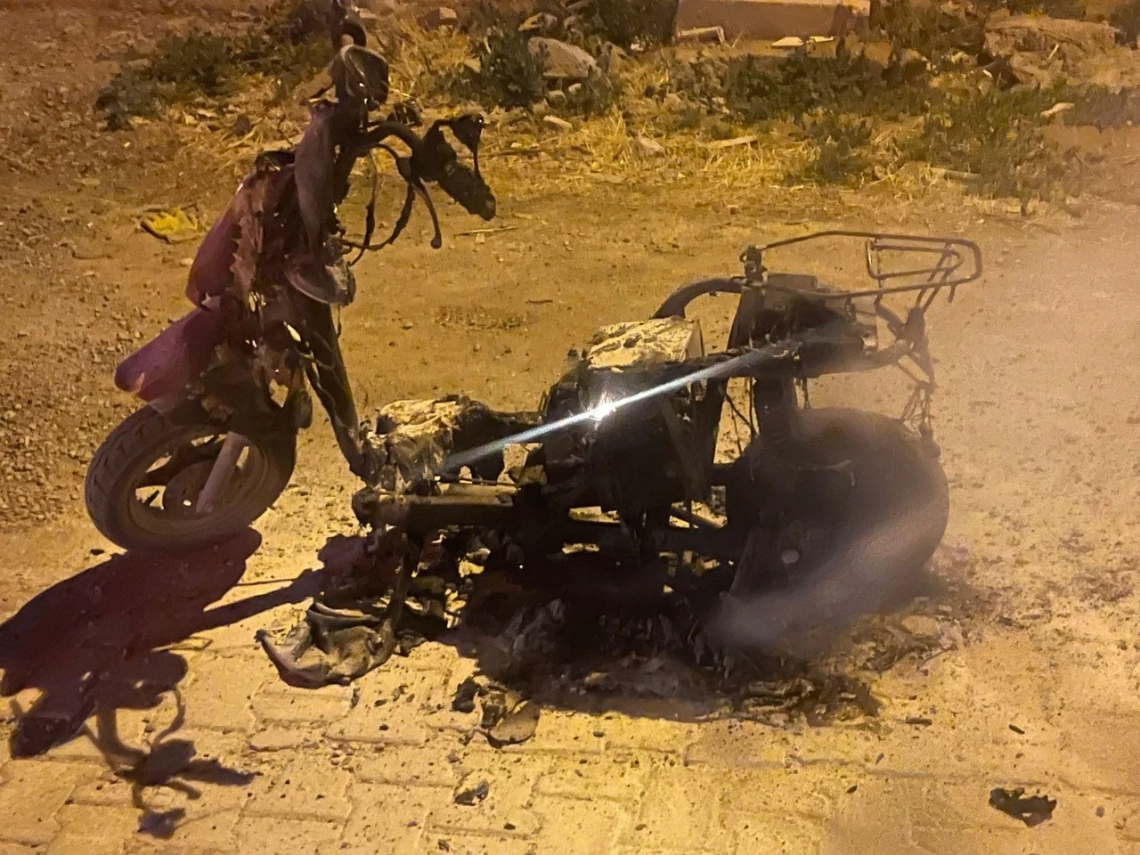 Plakasız motosiklet yanarak kullanılamaz hale geldi
