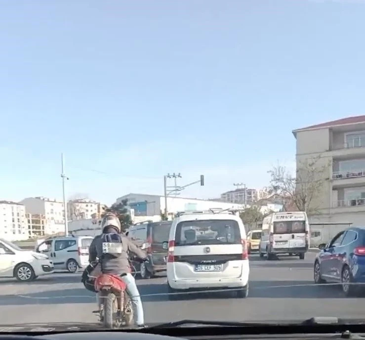 Plakayı sırtına geçirdi
