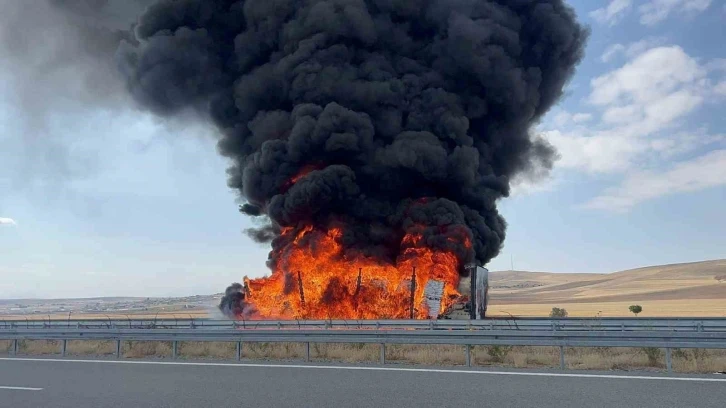 Plastik ham madde y&uuml;kl&uuml; tırın dorsesi alev alev yandı
