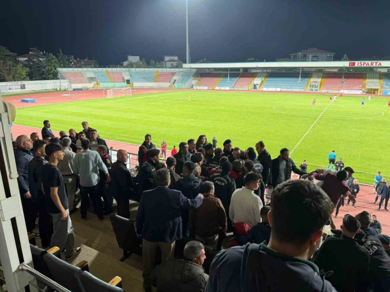 Play-off ma&ccedil;ında tansiyon y&uuml;kseldi, protokol trib&uuml;n&uuml;nde kavga &ccedil;ıktı
