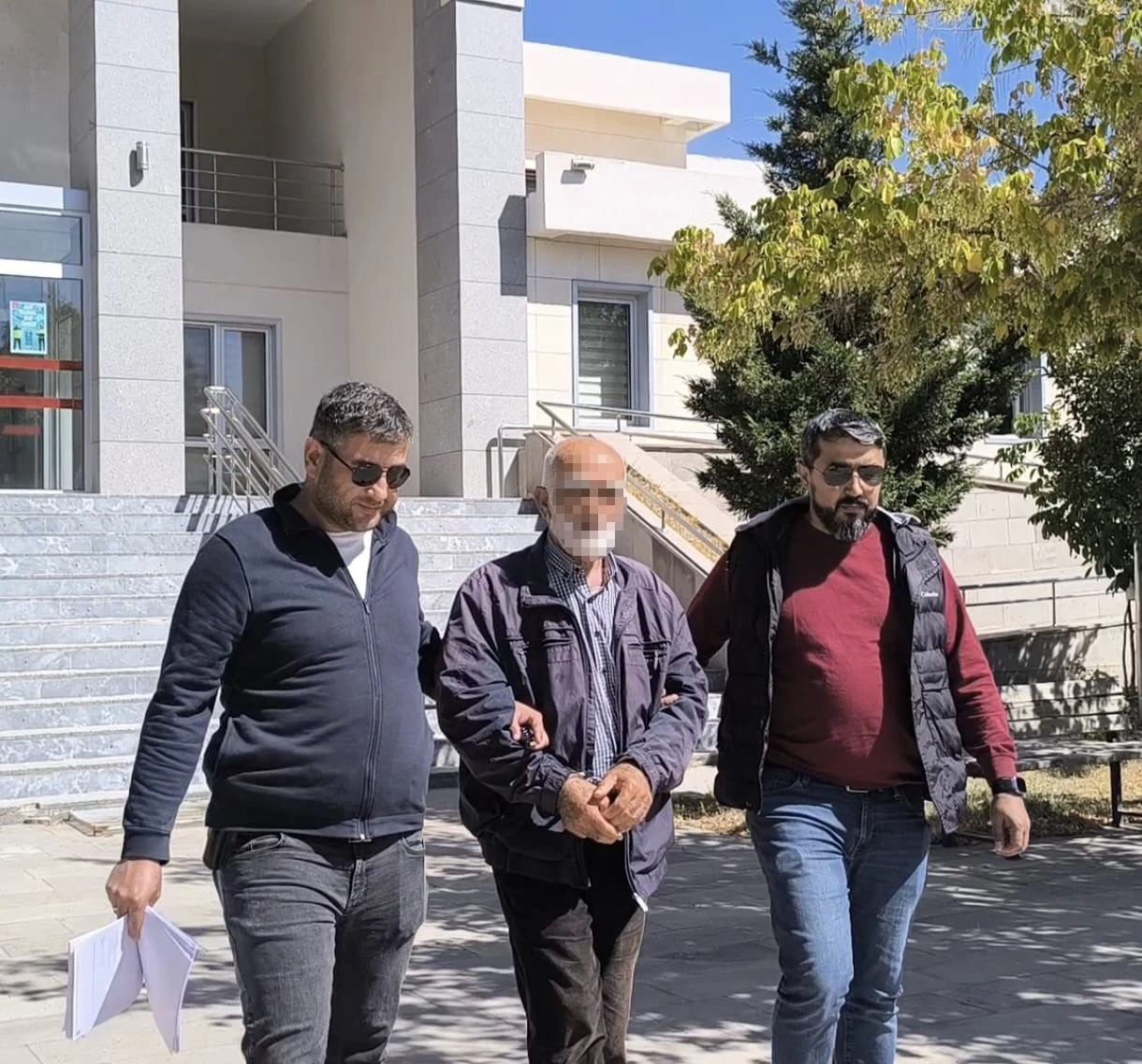 Polis 71 yaşındaki suçluyu kardeşinin kimliğini kullanırken yakaladı
