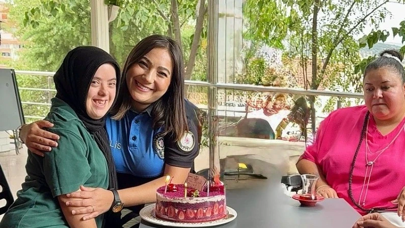 Polis ablaları Rabia’nın mutluluğuna ortak oldu
