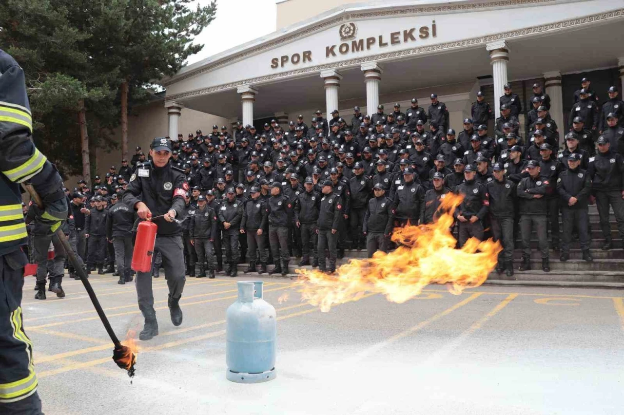 Polis adaylarına yangın eğitimi

