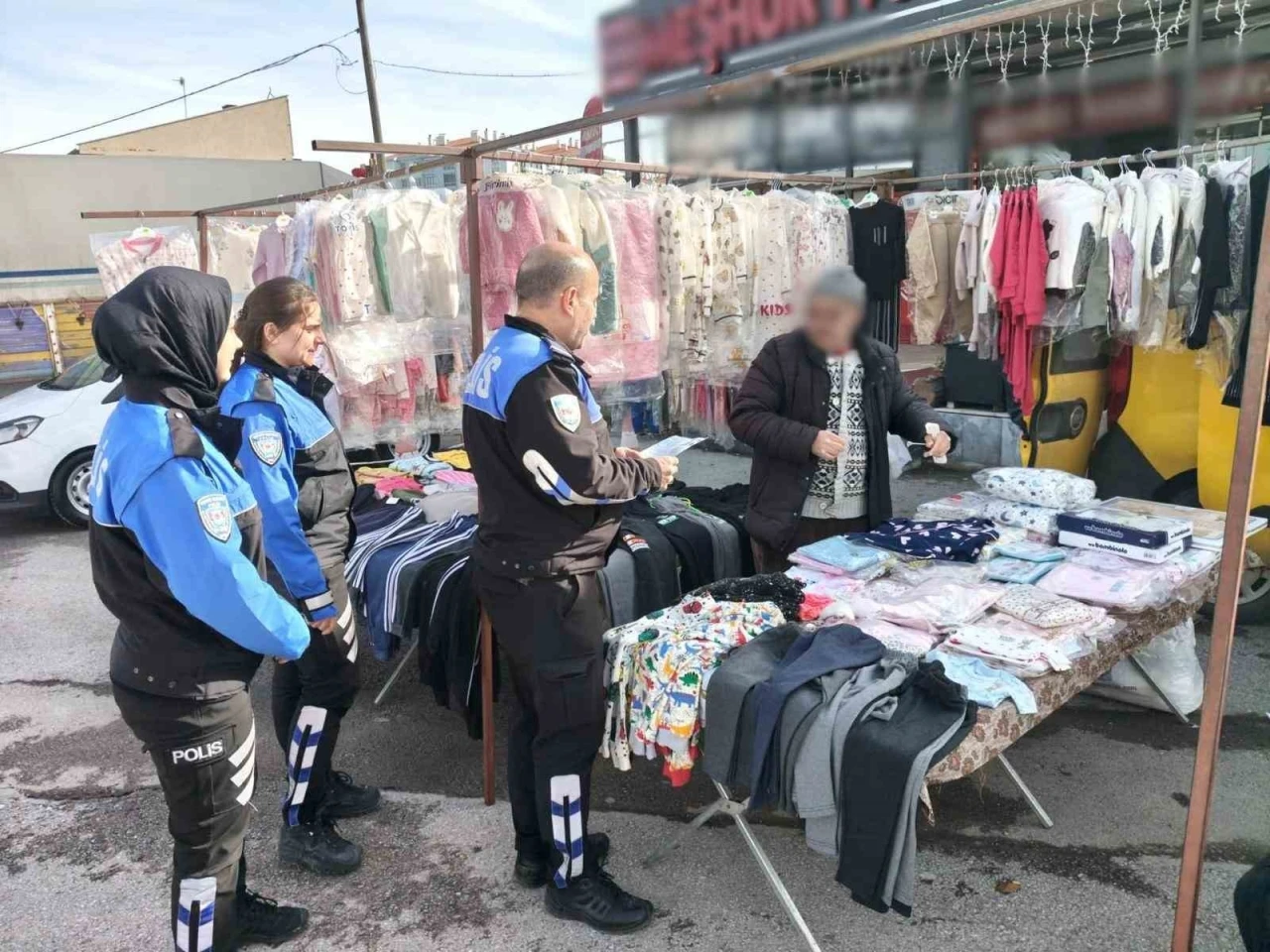 Polis dolandırıcılığa karşı vatandaşları broş&uuml;r dağıtarak uyardı
