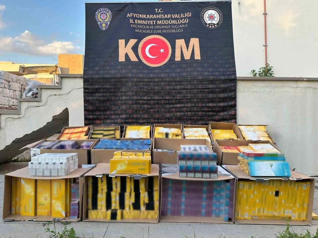 Polis durdurduğu tırda 13 bin 140 paket g&uuml;mr&uuml;k ka&ccedil;ağı sigara ele ge&ccedil;irdi
