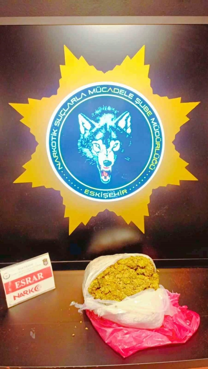 Polis ekipleri bir ş&uuml;phelinin aracında uyuşturucu madde ele ge&ccedil;irdi
