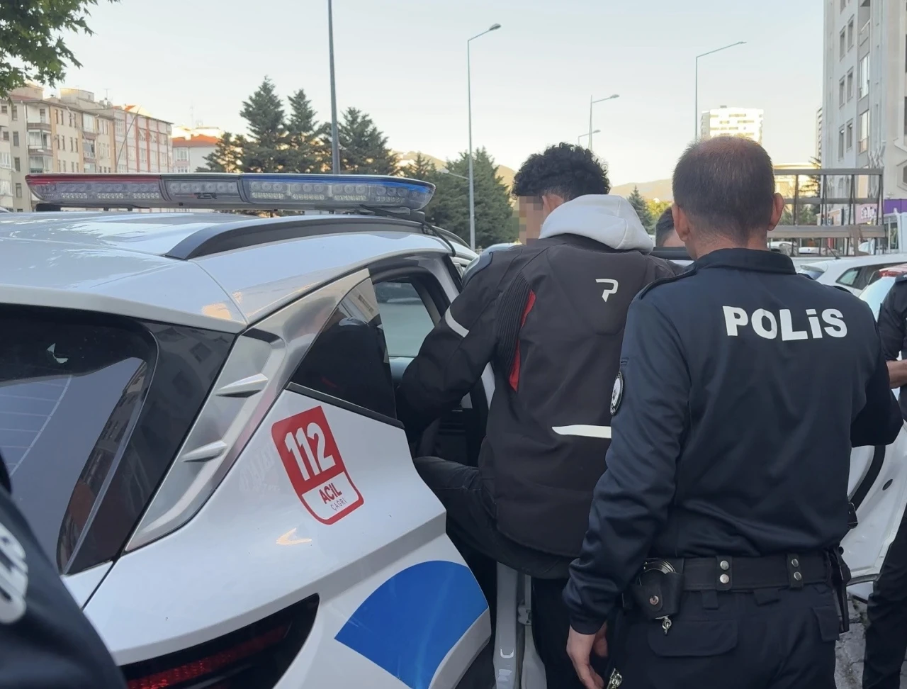 Polis ekipleri kız arkadaşına zarar vereceği iddia edilen şahsı yakaladı

