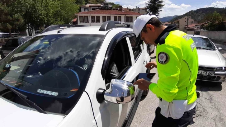 Polis ekipleri sürücüleri tek tek uyardı
