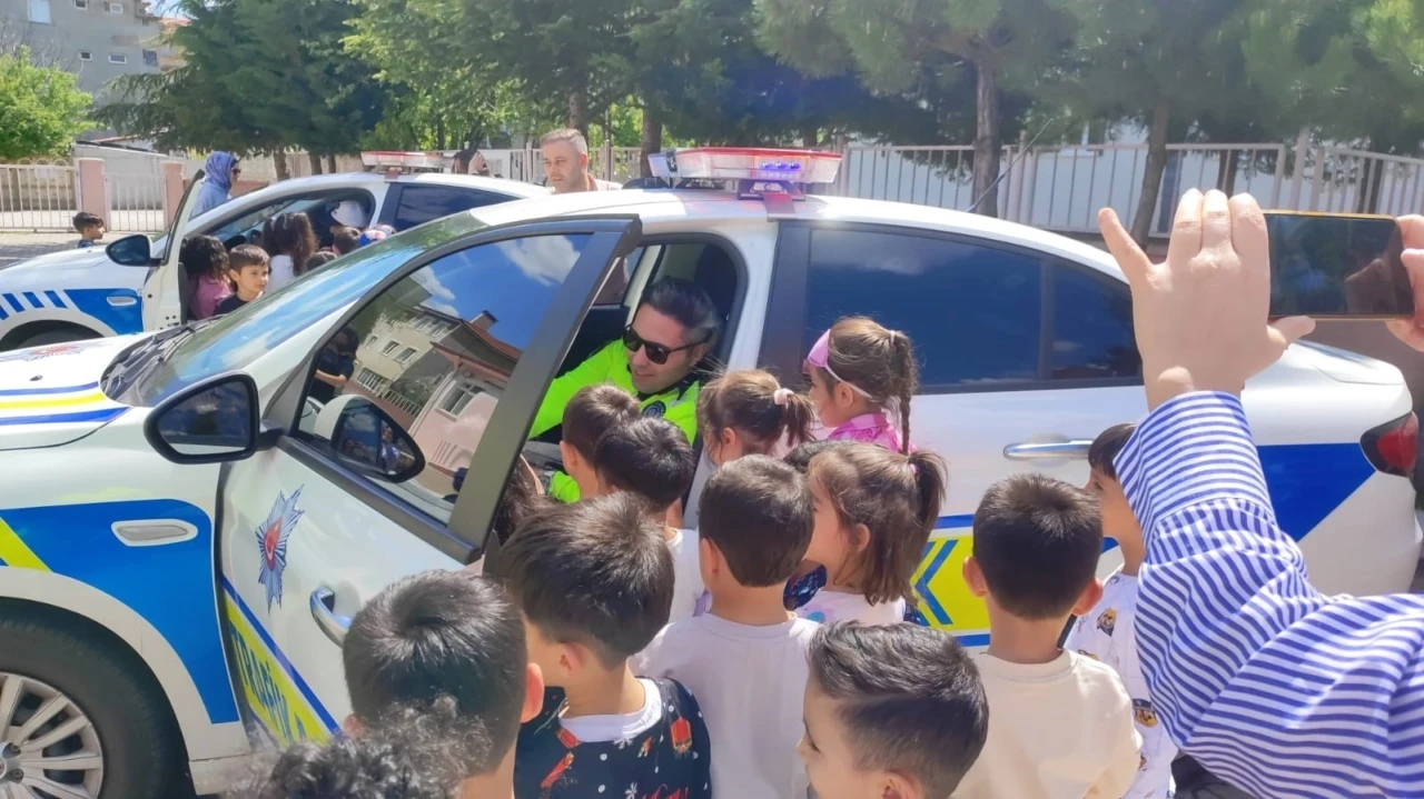 Polis ekipleri Trafik Haftası’nı çocuklarla kuyladı
