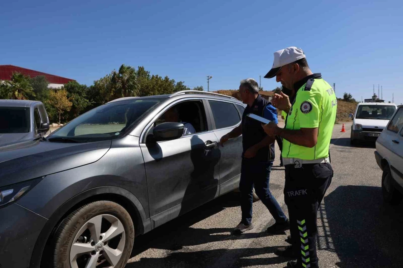 Polis hem sıcakla mücadele ediyor hem kentin huzurunu sağlıyor
