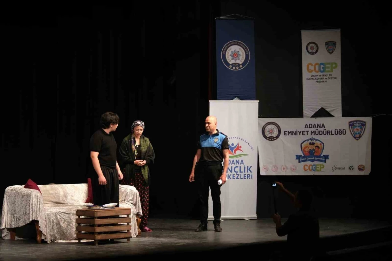 Polis ile öğrenciler aynı sahneyi paylaştı
