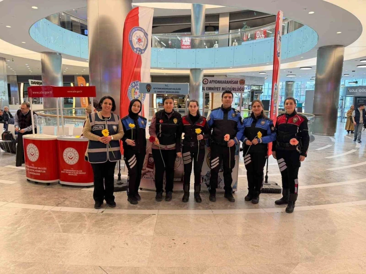 Polis kadına şiddetle mücadeleyi açtıkları stant ile anlattı
