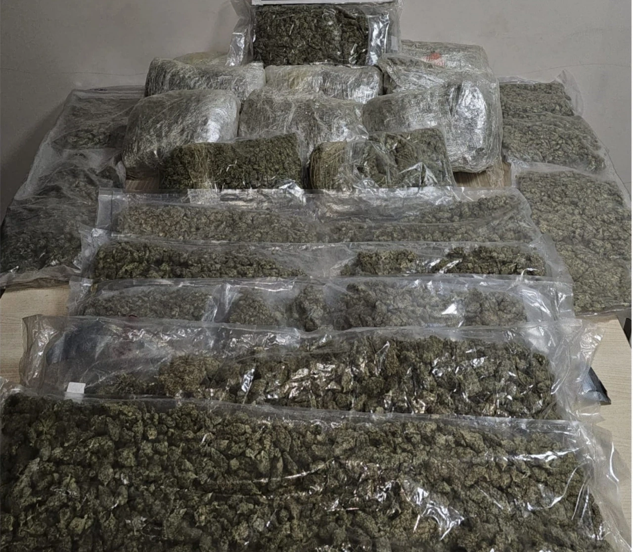 Polis kokuyu aldı, araçtan 19 kilo esrar çıktı
