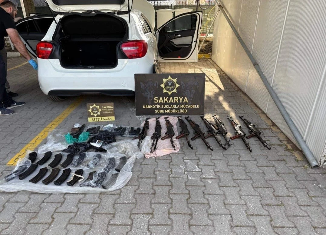 Polis memurunun kiraladığı otomobilden kaleşnikoflar çıktı

