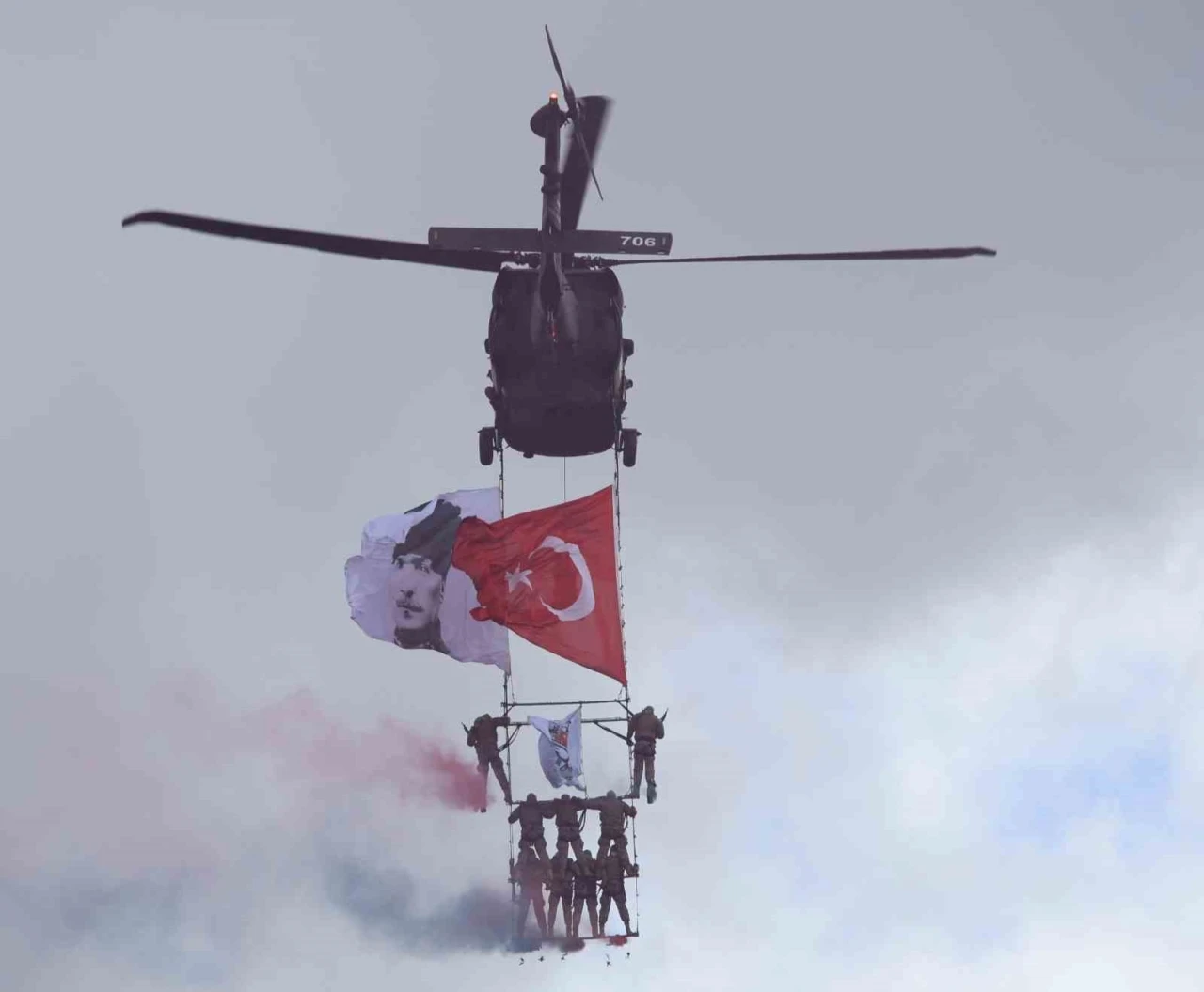 Polis &ouml;zel harekatın helikopterli g&ouml;sterisi nefes kesti

